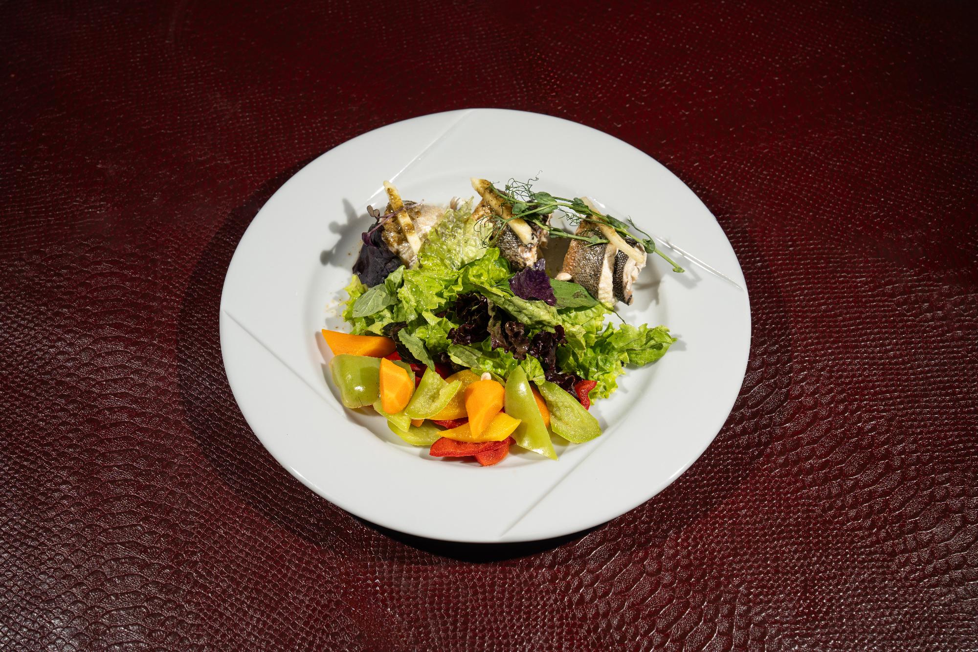 Farel balığı ilə salat dietik 