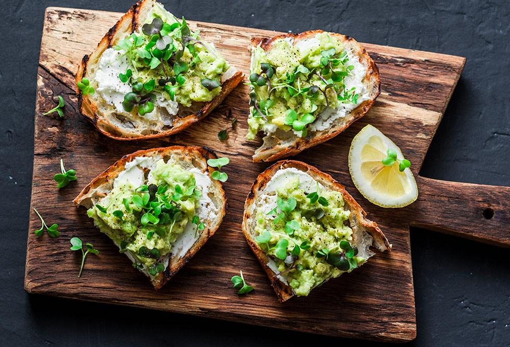 Bruschetta avakado-pendir