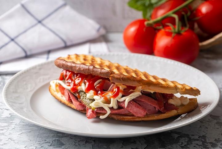  Kobasalı sandvich-tost