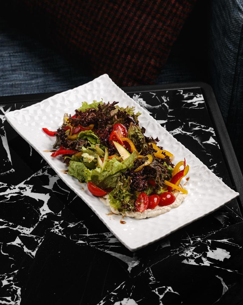 Badımcan əzməsi ilə can əti salatı