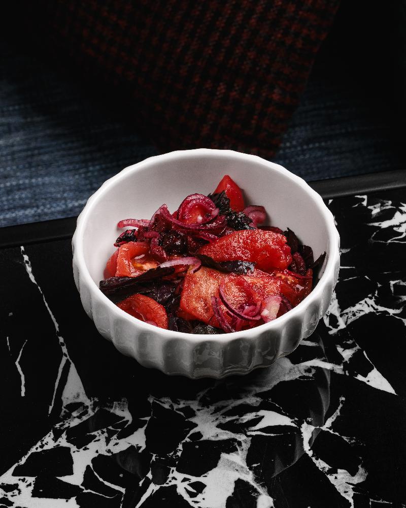 Vişnəli pomidor salatı