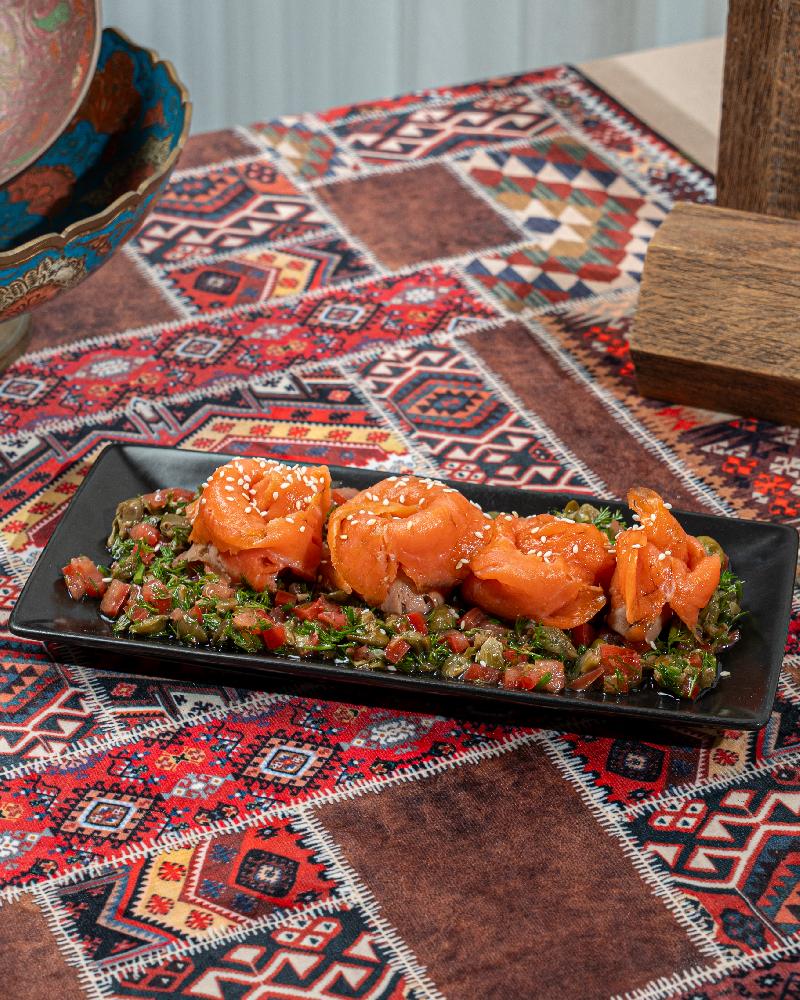 Hisə verilmiş qızıl balıq, kapari sosu ilə