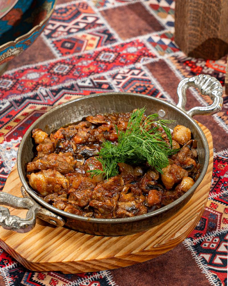 Quzu qovurma göbələkli