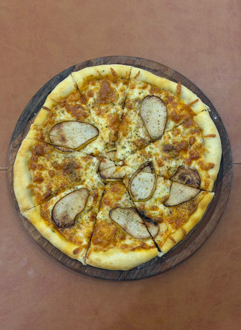 Pizza pear with Gorgonzola Cheese