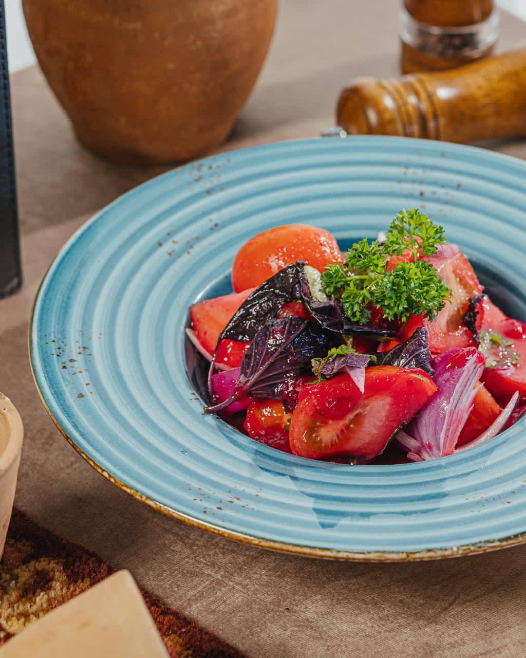 Zoğal souslu pomidor salatı 