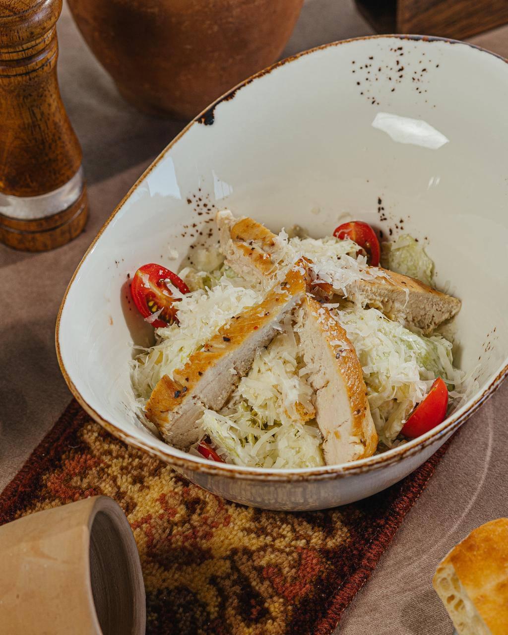 Sezar salatı toyuq ilə