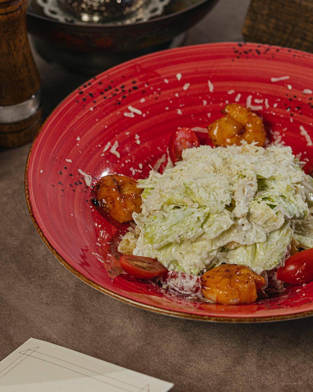 Sezar salatı krevetka ilə 