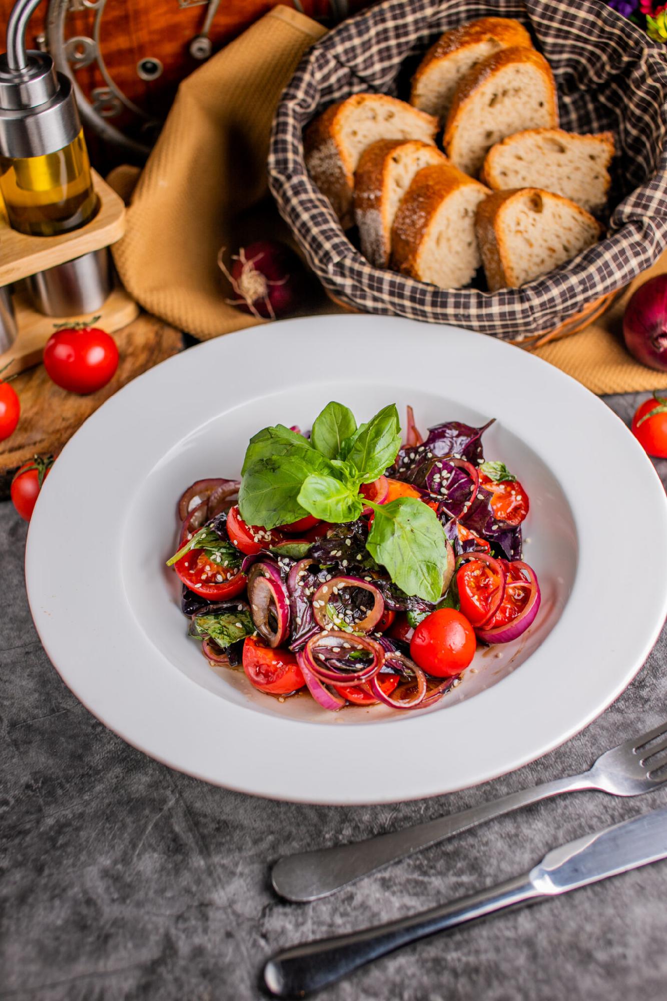Vişnəli pomidor salatı