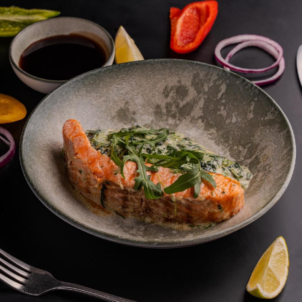 İspanaqlı qaymaqlı sousda qızardılmış Solmon  filesi