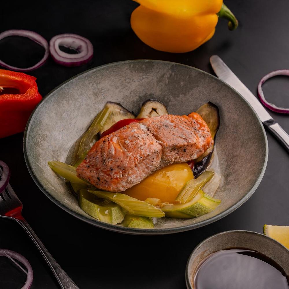 Buxarda bişmiş Solmon tərəvəzlərlə