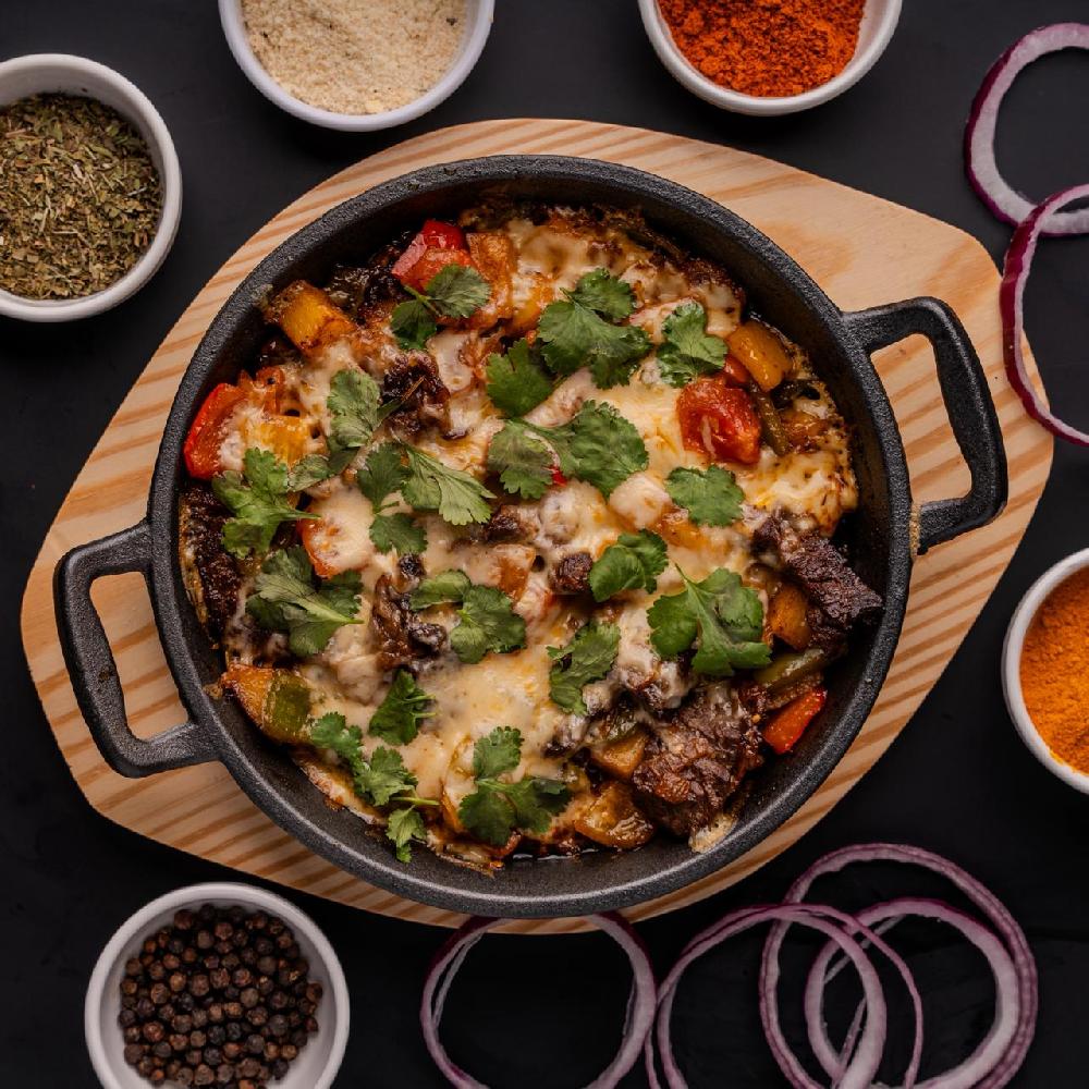 Qızardılmış dana əti tərəvəz və pendir ilə