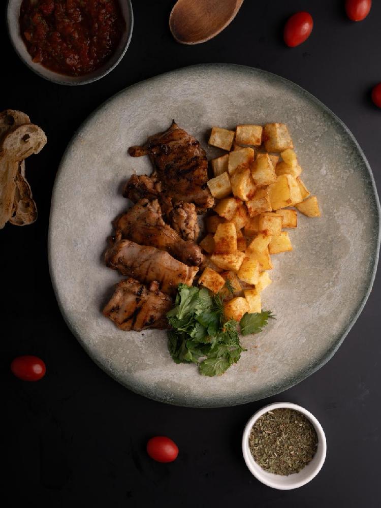 Salsa souslu toyuq budu steyki