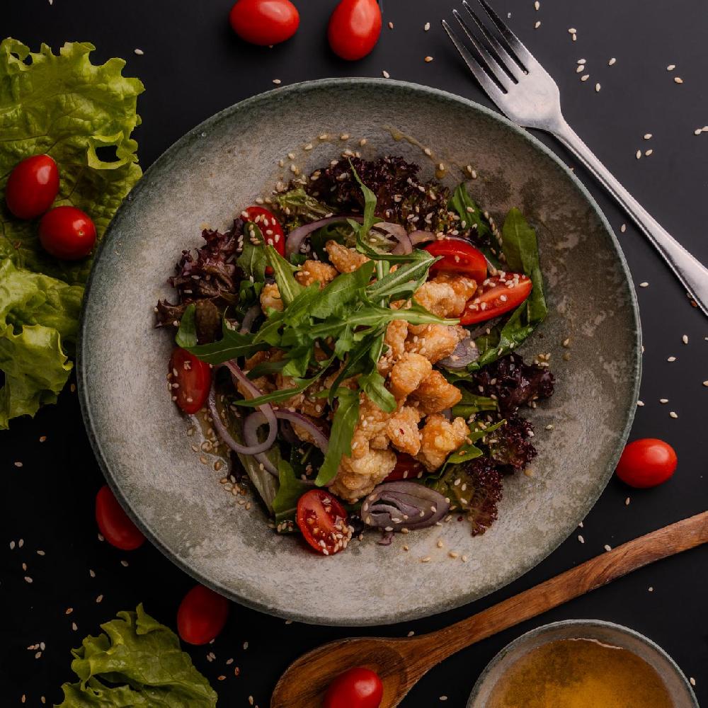 Toyuqlu popkorn salatı