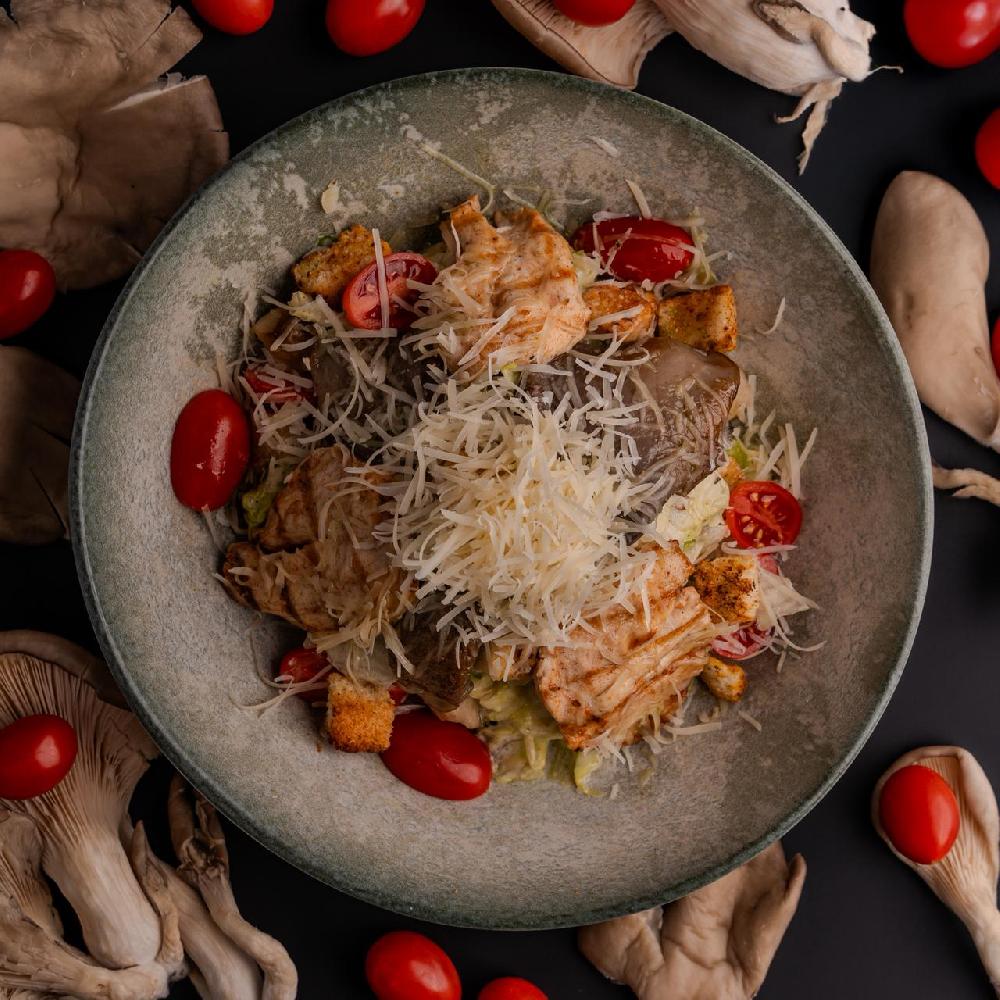 Toyuq və göbələkli sezar salatı