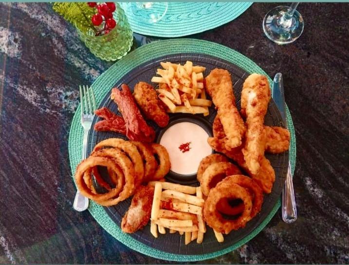 Özəl souslu qarışıq tabak