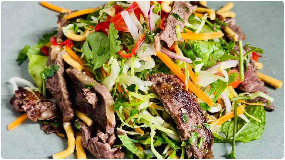 Acılı Tay Mal Əti Salatı  (350 qr)