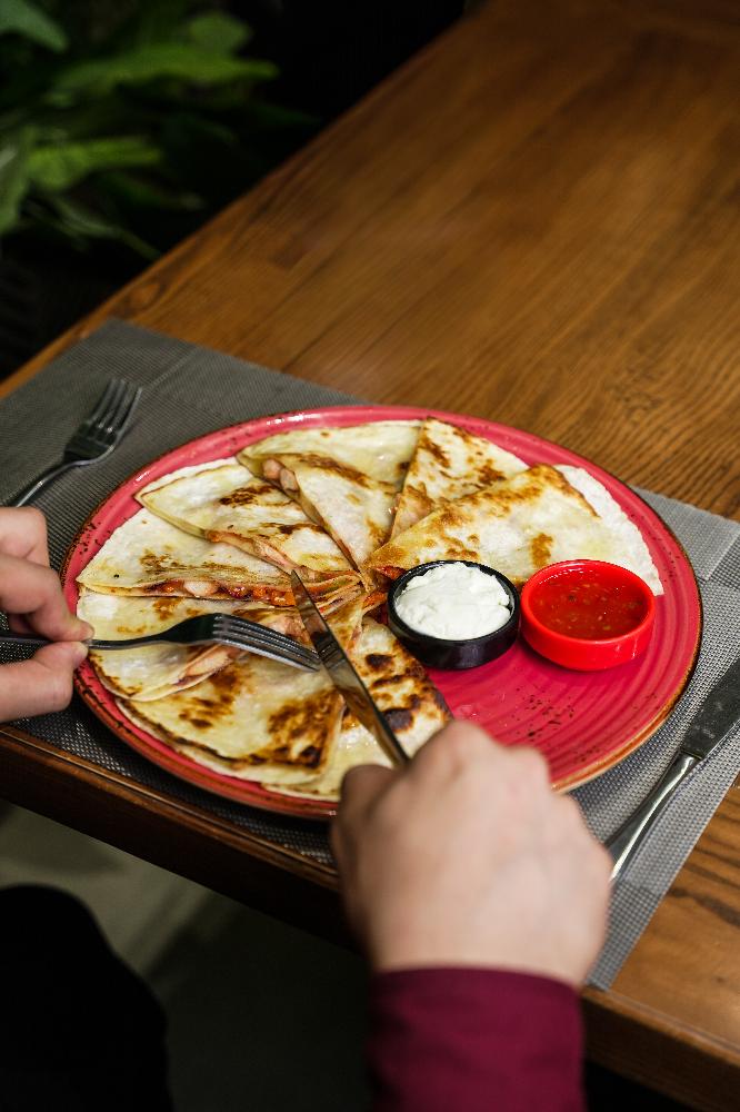 Toyuqlu kəsadiya  (450 qr)