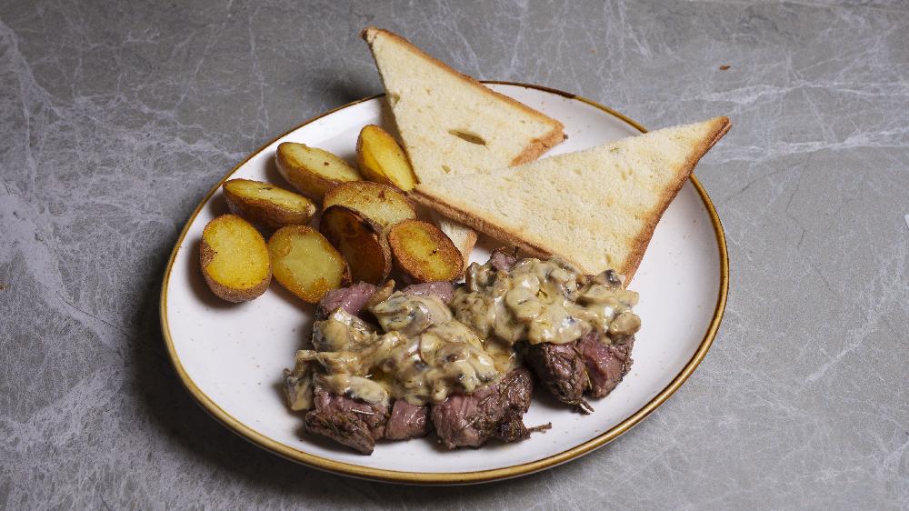 Roastbeef göbələk sousu ilə