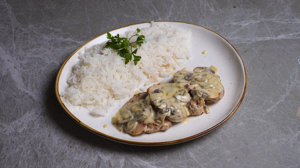 Toyuq göbələkli sous ilə