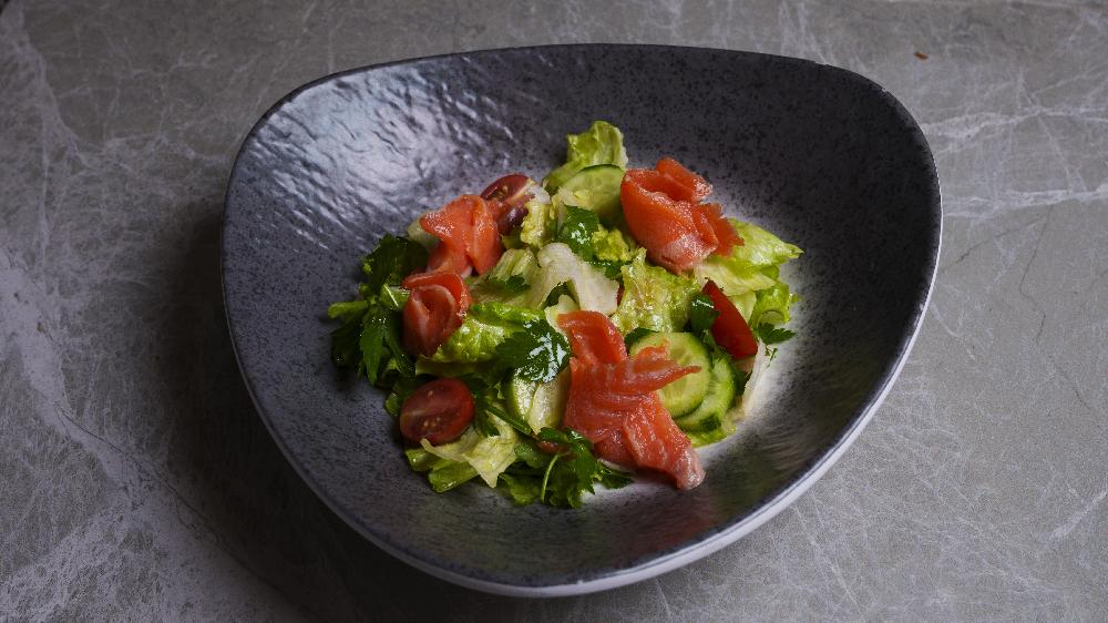 Qızıl balıq ilə salat