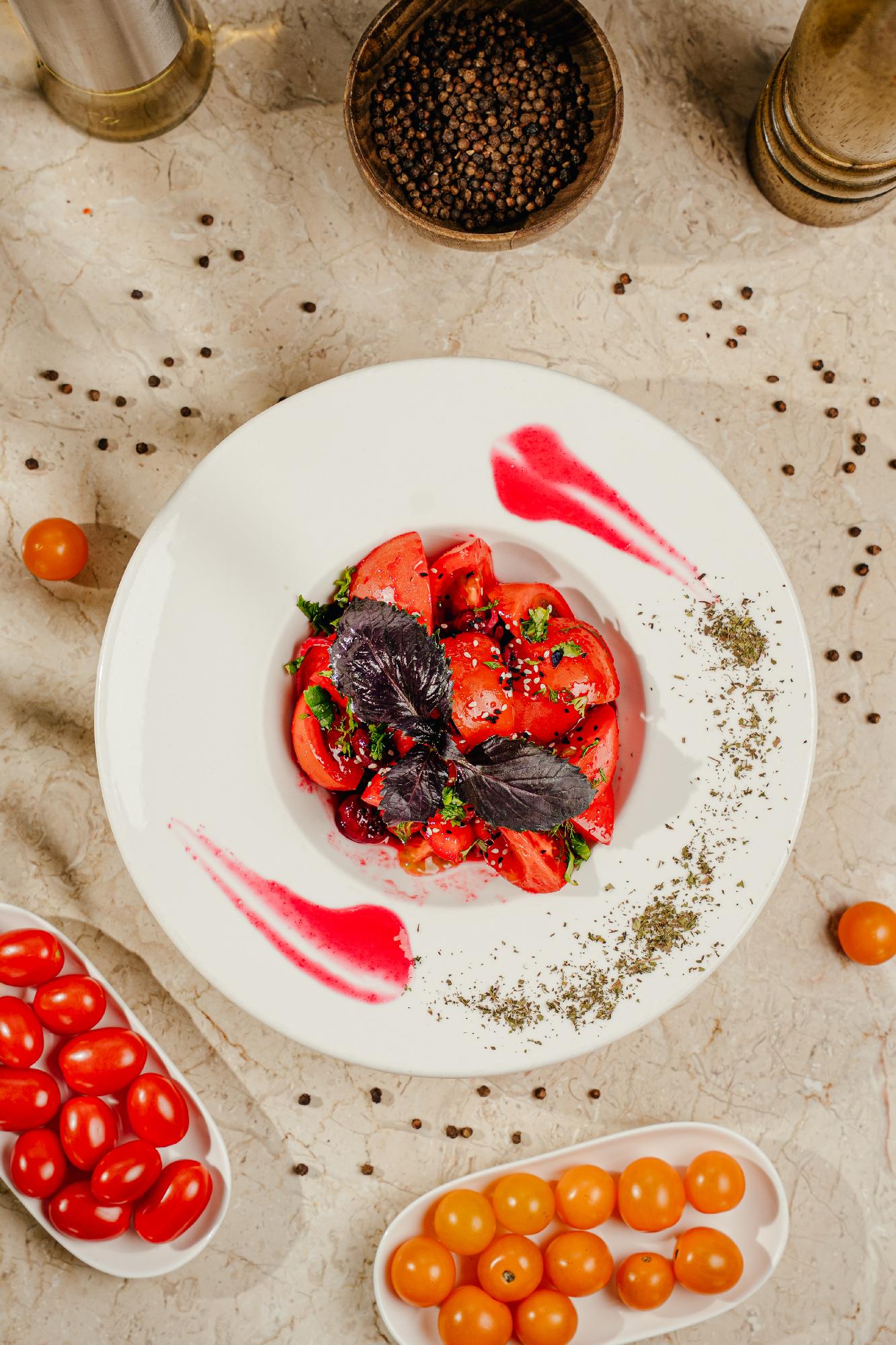 Vişnəli pomidor salatı