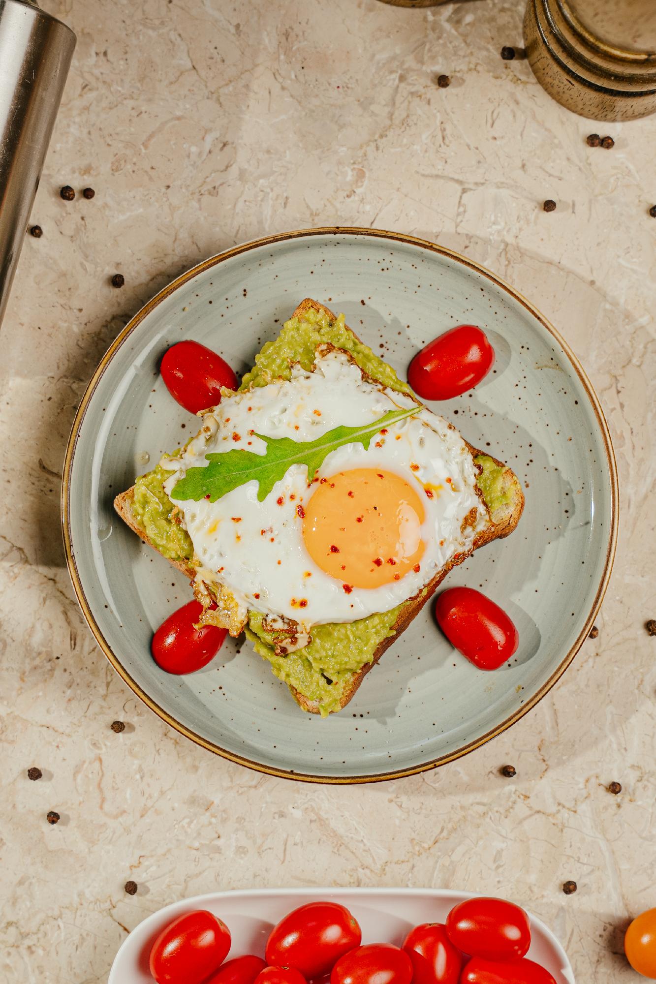 Avakado tost qızardılmış yuçurta ilə