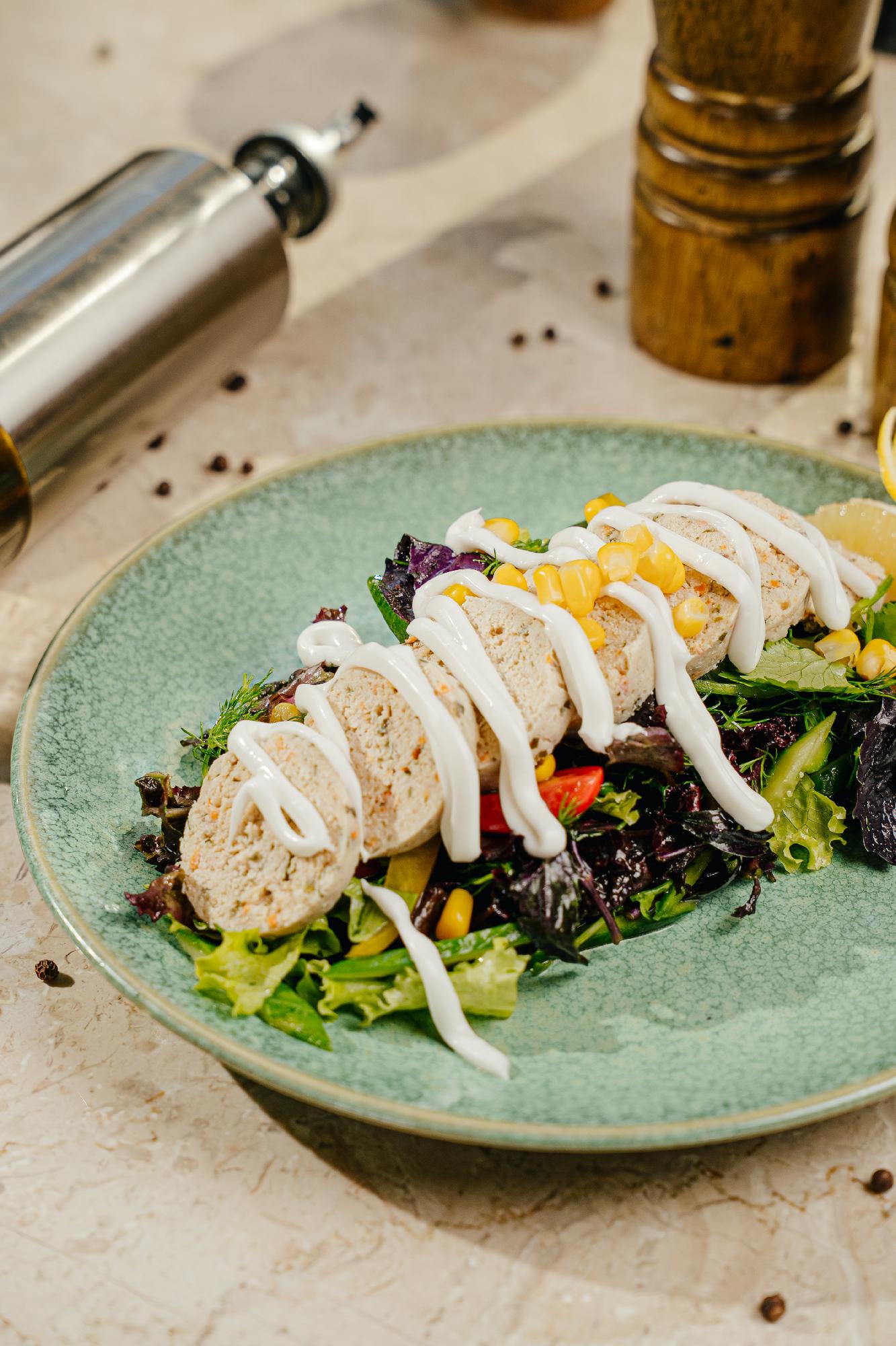 Toyuq ruleti salatı miks tərəvəzlə