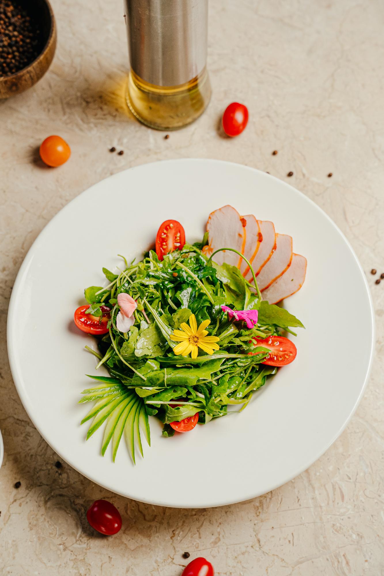 Toyuqlu rukola salatı