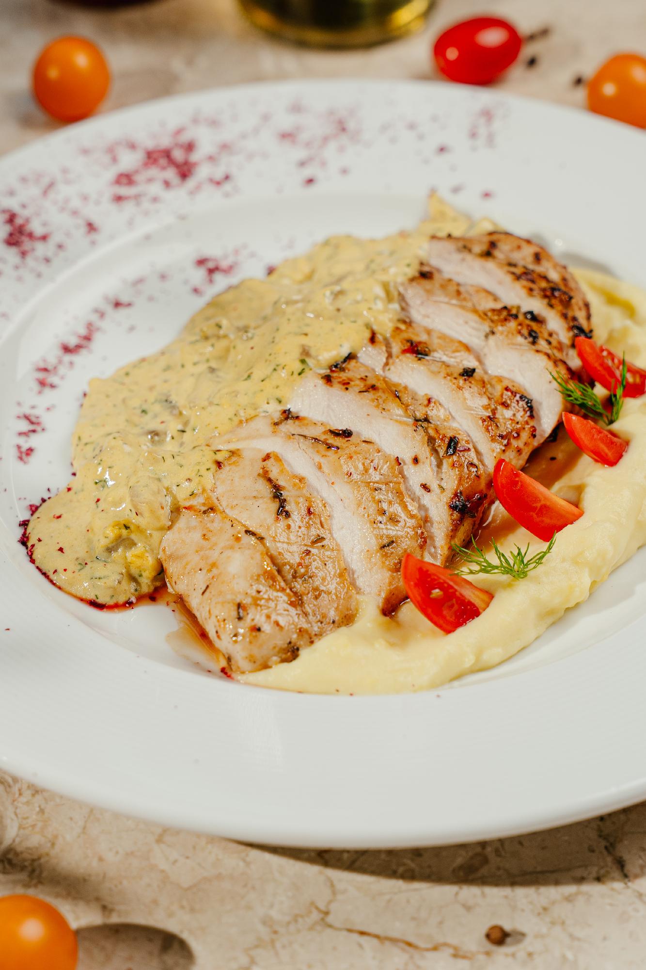 Toyuq steyk kafe'de Paris sousunda