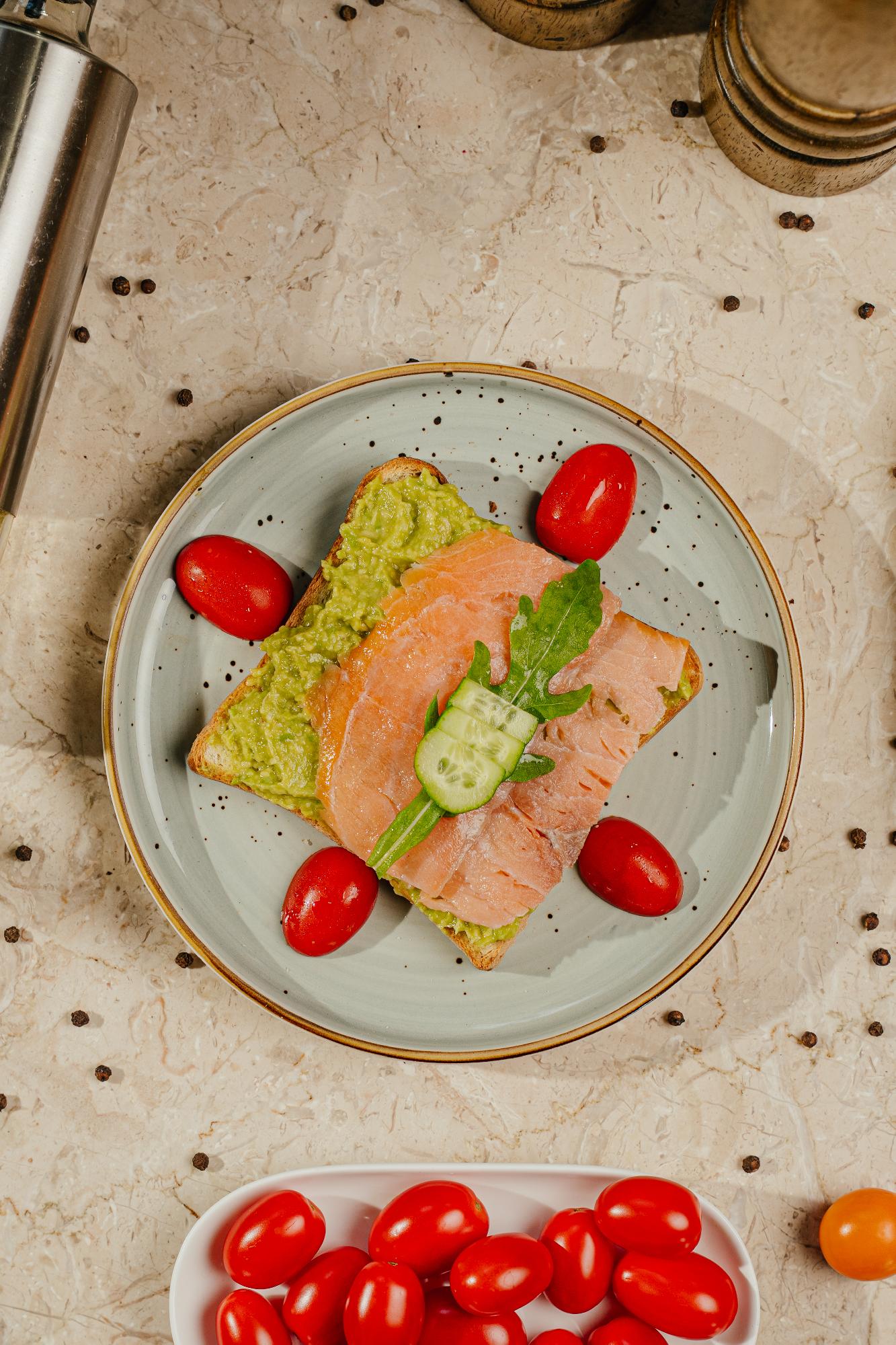 Avakado salmon tost