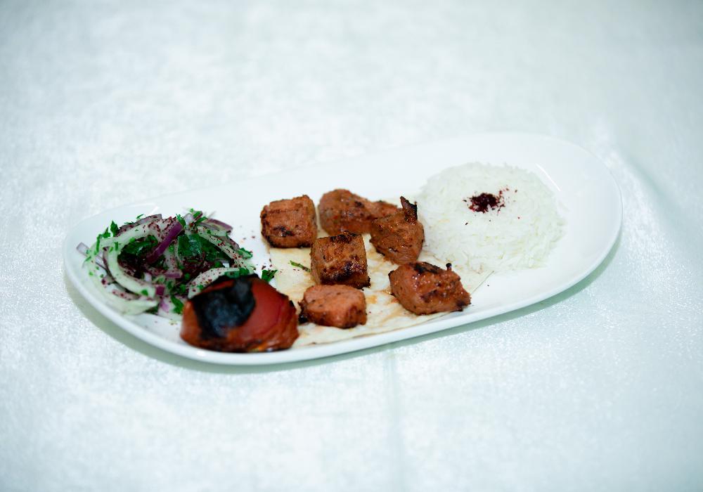 Ədviyyatlı quzu əti şişi