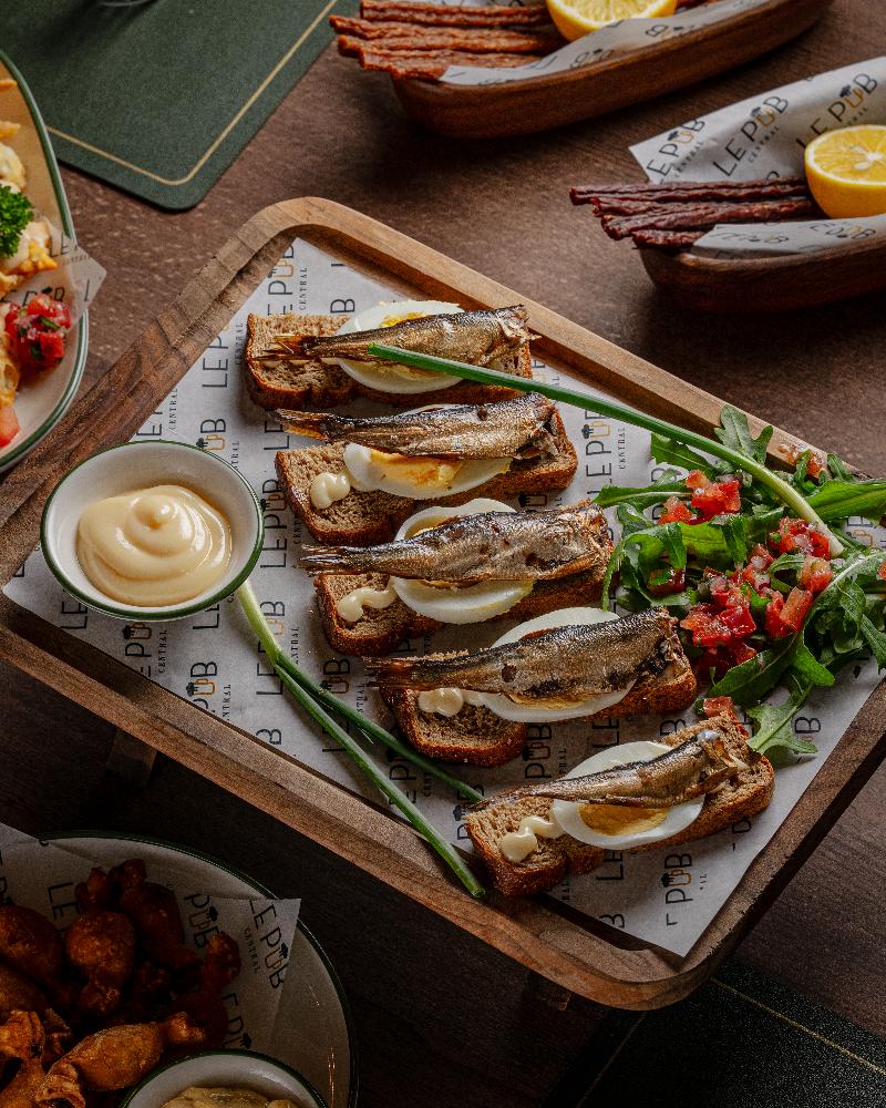 Brusketta Şprot ilə