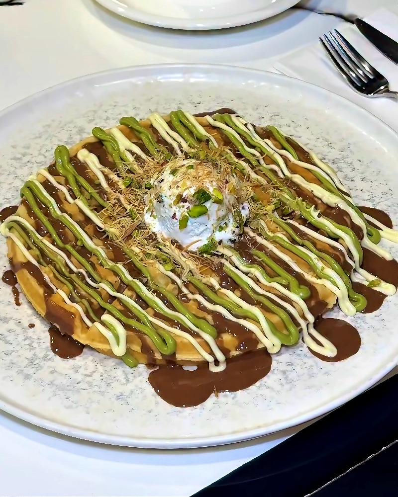 Püstə əzməli waffle