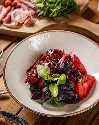 Zoğallı pomidor salat