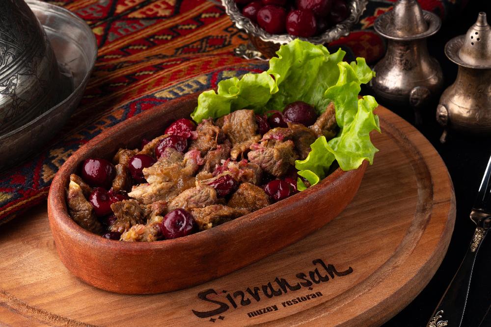 Dana əti albalı ilə 