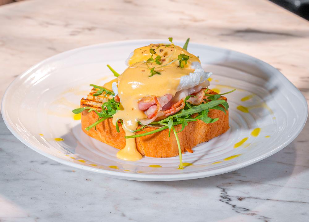 BRİOŞ ÜZƏRİNDƏ "BENEDİKT" YUMURTA