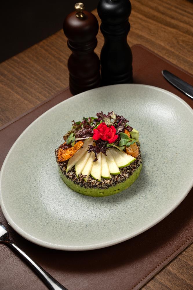 Kinoa və avokadolu krivet salatı