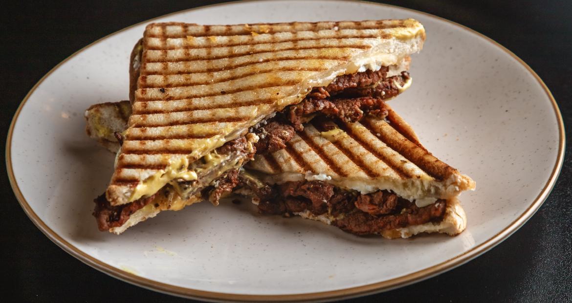 Beef Jesauce -Tost çörəyi ilə