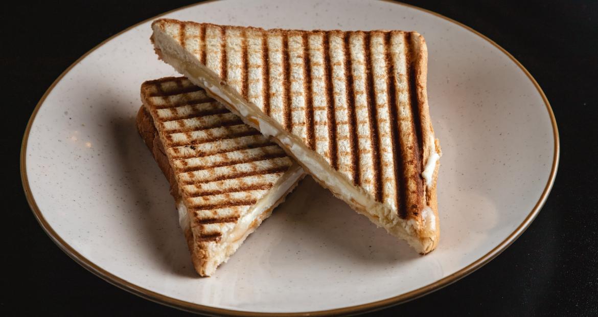 Cheesy love (3 pendirli tost) -Tost çörəyi ilə