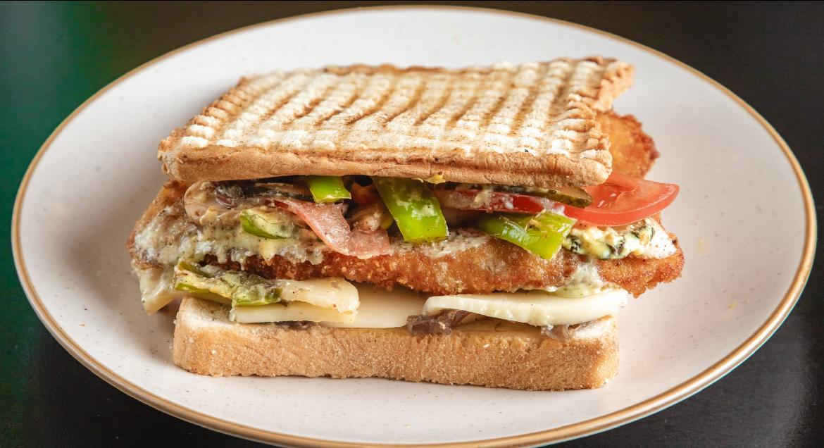 Crispy chicken -Tost çörəyi ilə