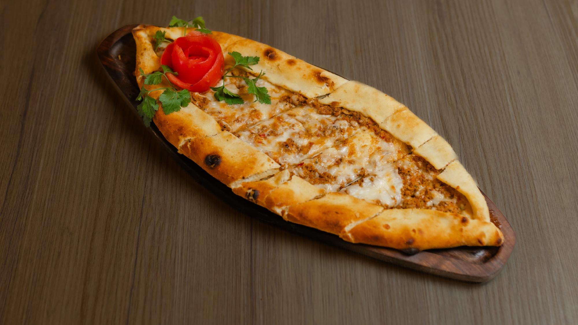 Qıymalı pendirli pide