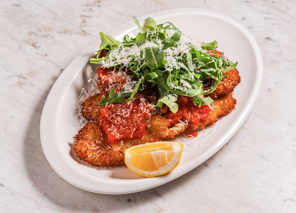 TOYUQ ŞNİTSELİ – POMİDOR SOUSU VƏ PENDİR İLƏ