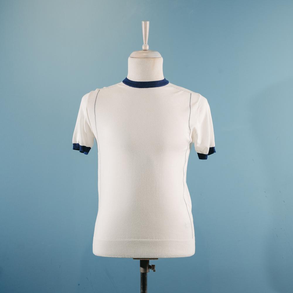 Ağ naxışlı t-shirt