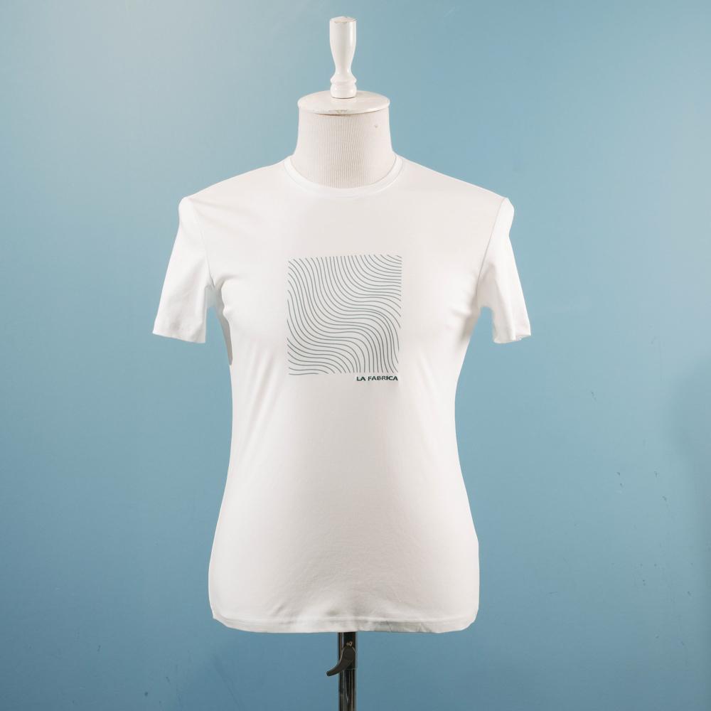 Ağ naxışlı t-shirt