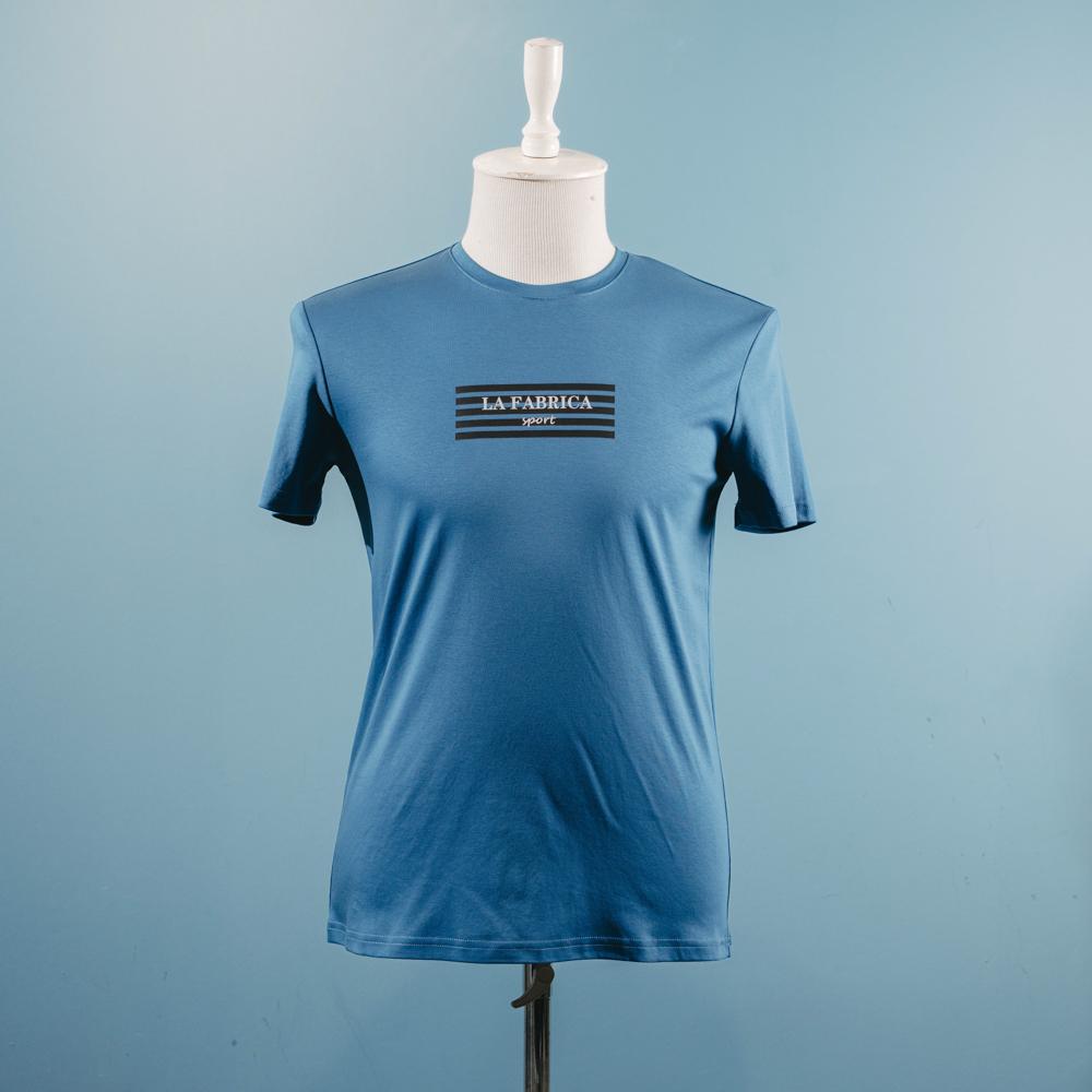 Mavi naxışlı t-shirt