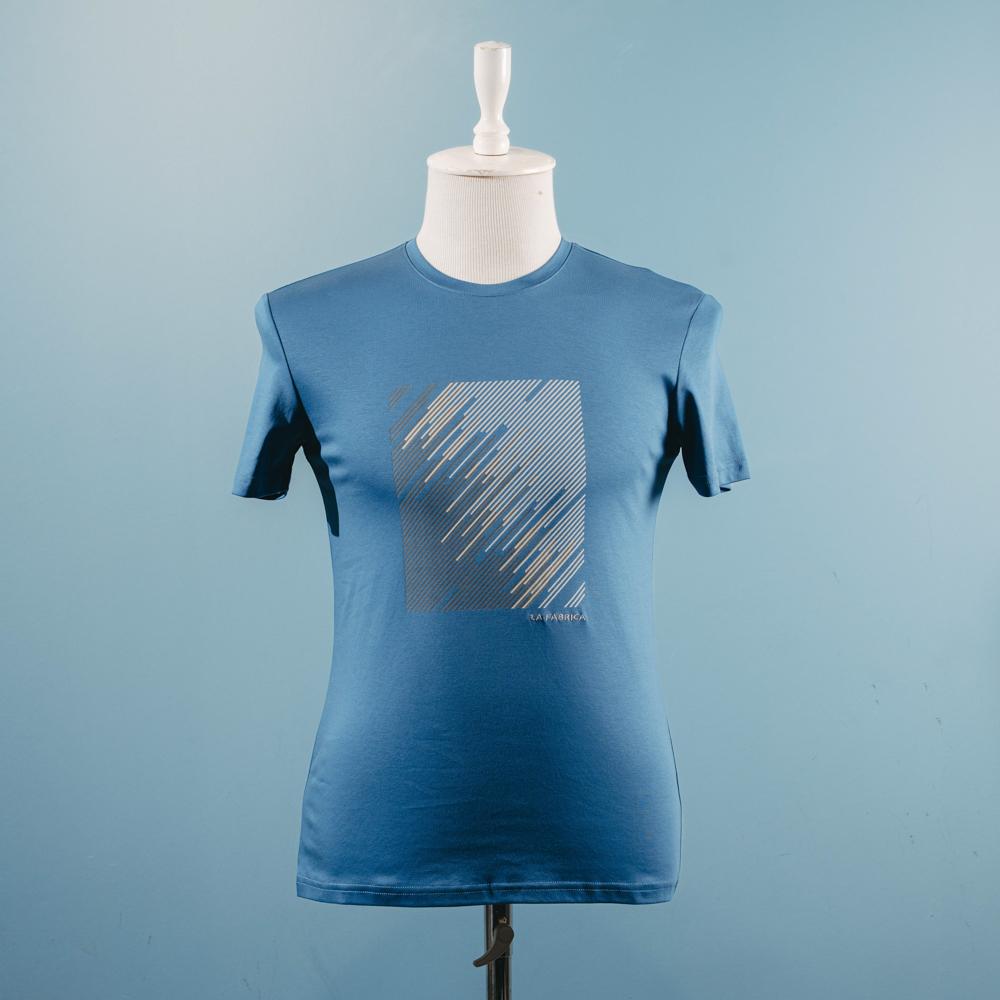 Mavi naxışlı t-shirt