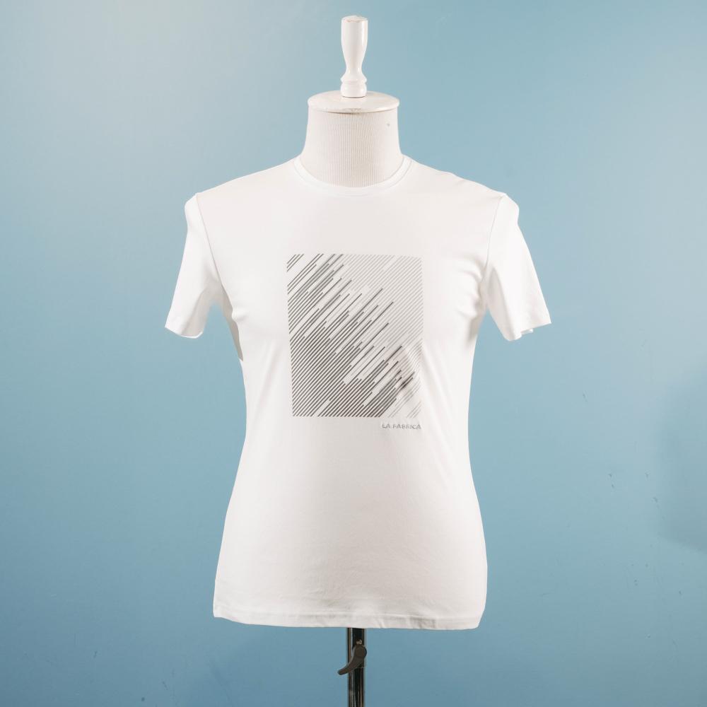 Ağ naxışlı t-shirt