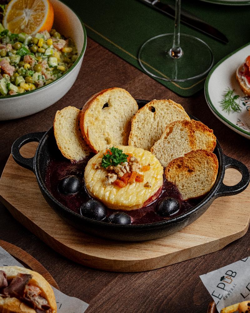 Giləmeyvə sousu ilə Kamambert