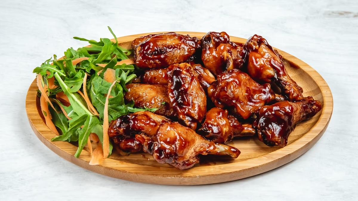 Toyuq Qanadları Barbekü Sousunda