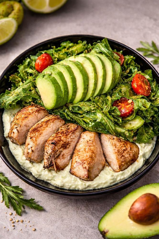 Avokado muss ile Toyuq salati